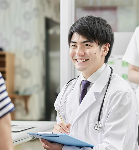 笑顔の男性ドクターの写真