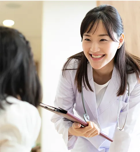 笑顔の女性ドクターの写真